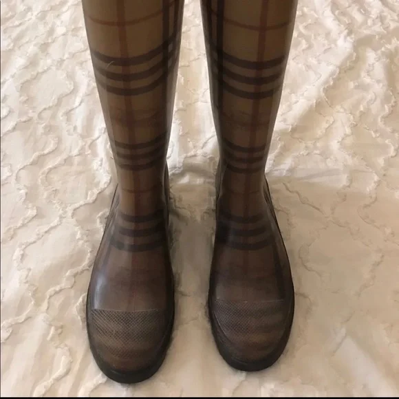 Burberry boots authentic - Picture 2 of 4